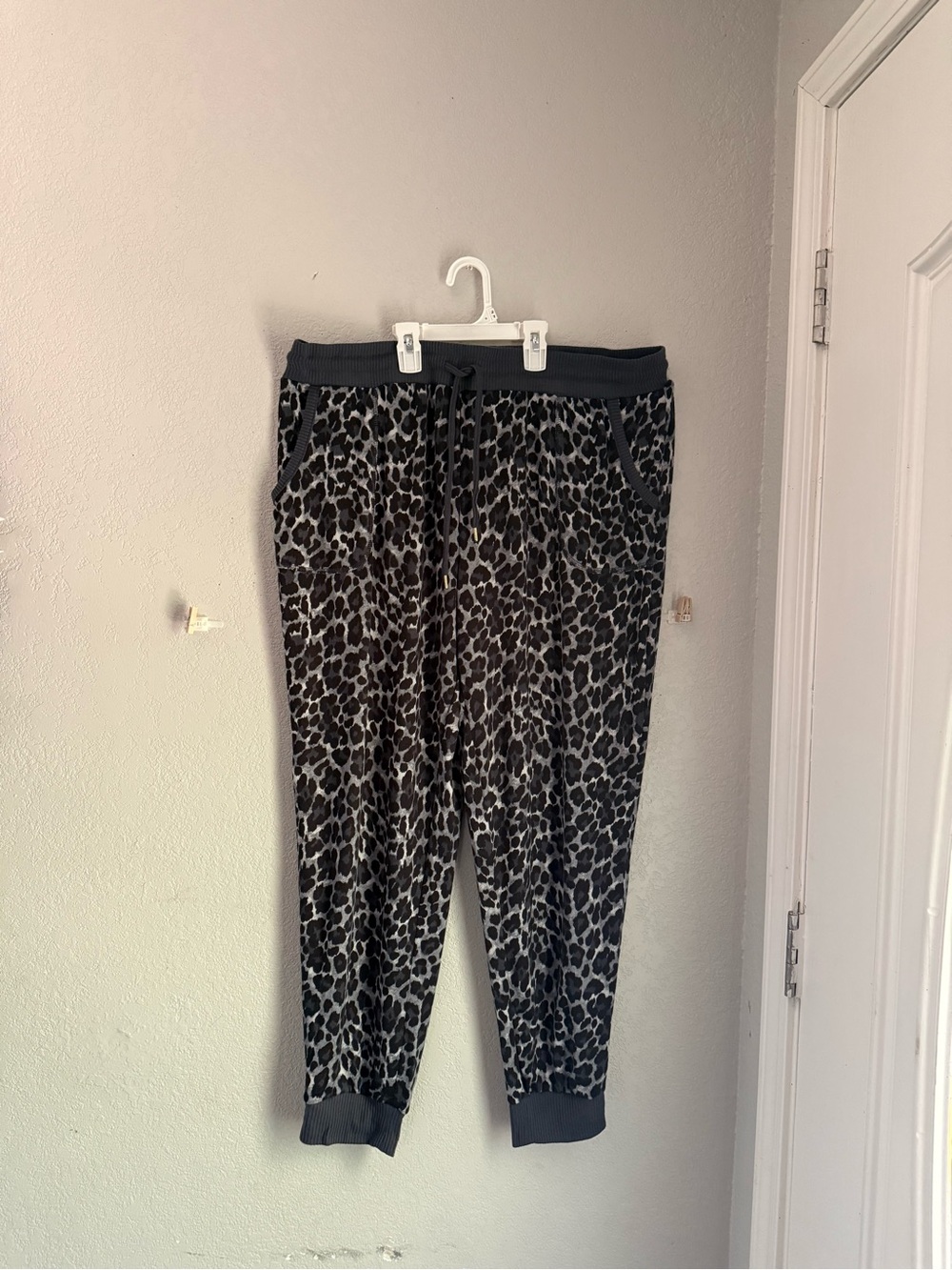 Secret Treasures 2X Leopard Print Jogger Sleep Pants Grey Animal Print NWT